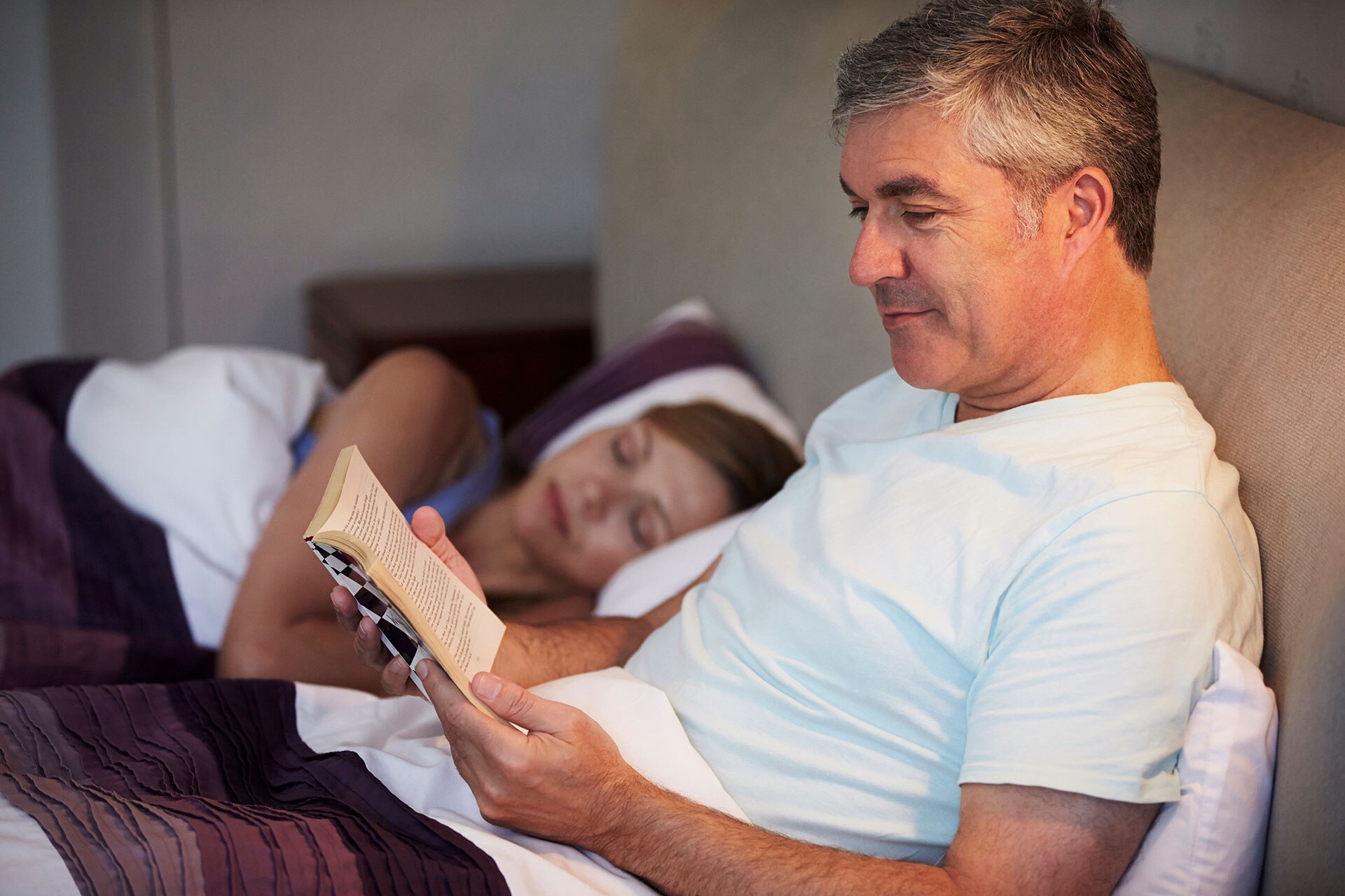 Leer un poco en la cama ayuda a relajarse y dormir mejor