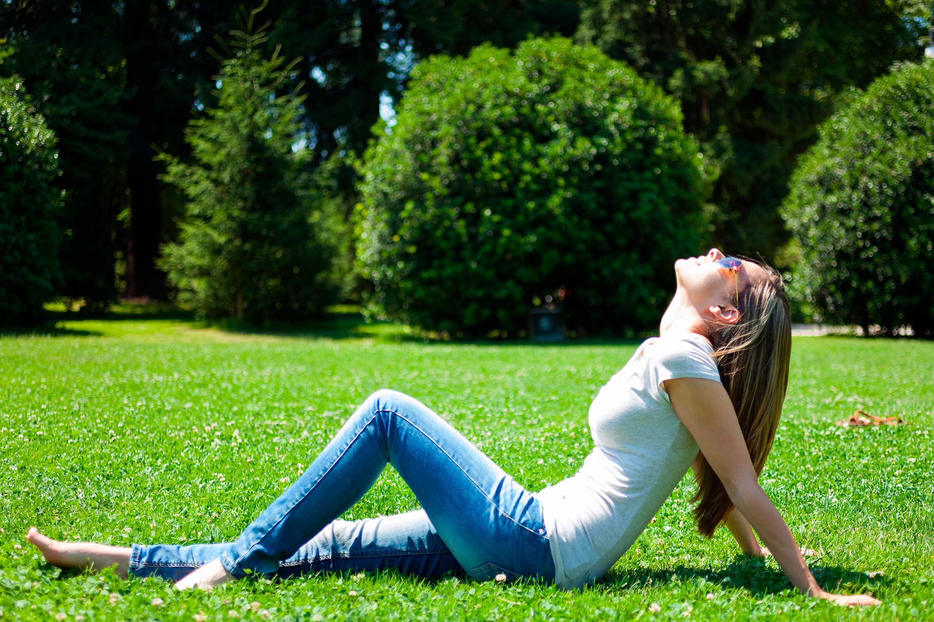 Tomar el sol de forma moderada y con protección es beneficioso para la salud