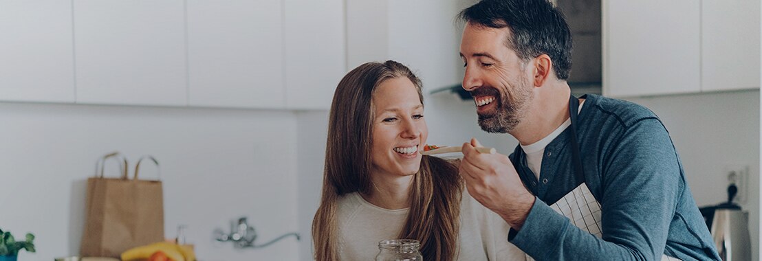 pareja cocina