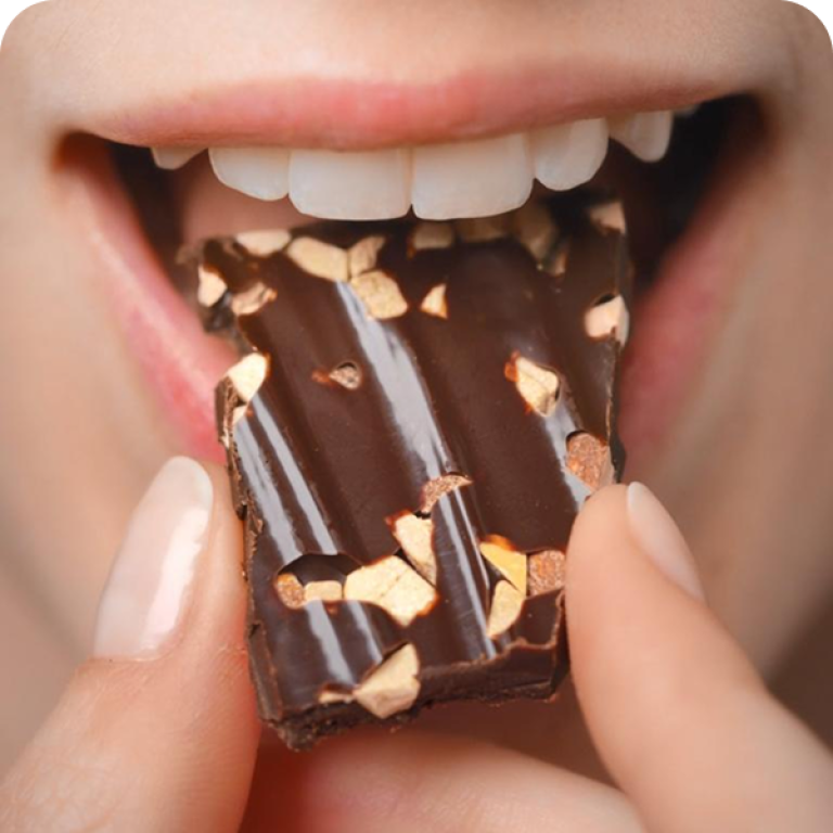 boca mordiendo chocolate