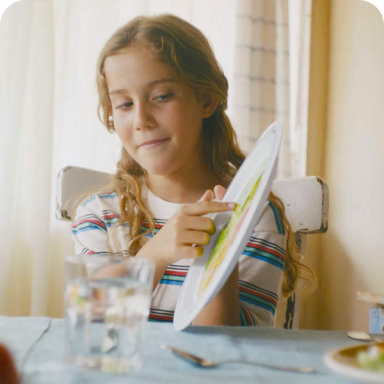 Niña sujetando plato