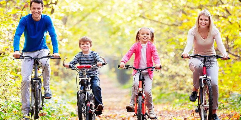 Foto familia haciendo deporte o niños saltando