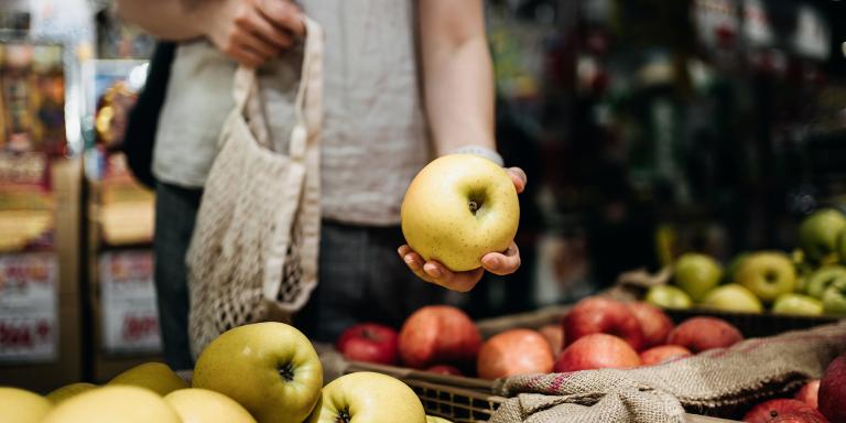 comprando manzanas mercado