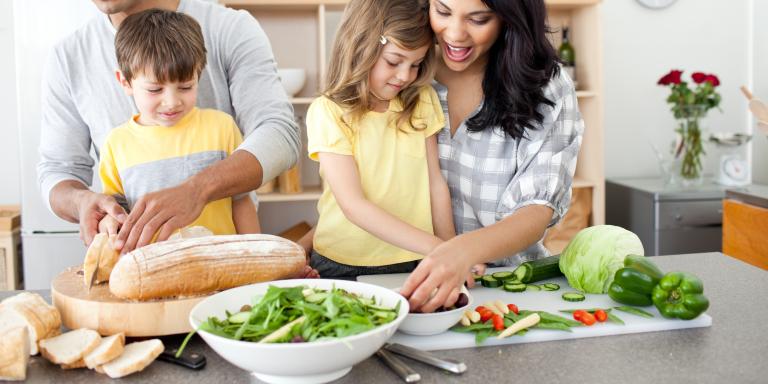 familia cocinando