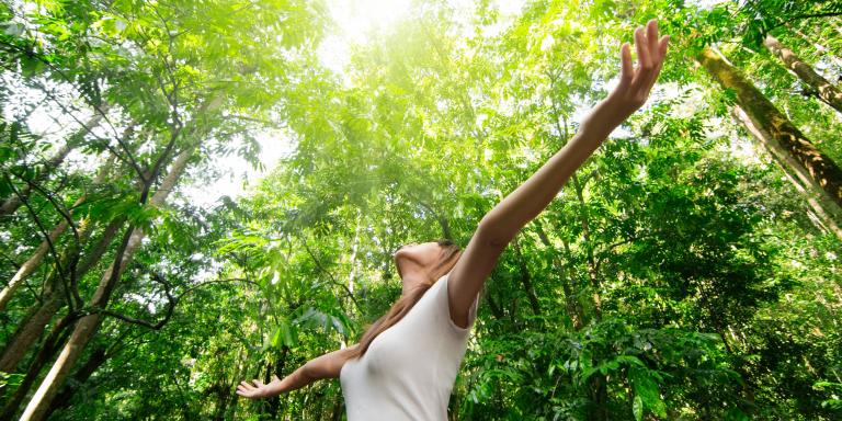 chica en medio del bosque