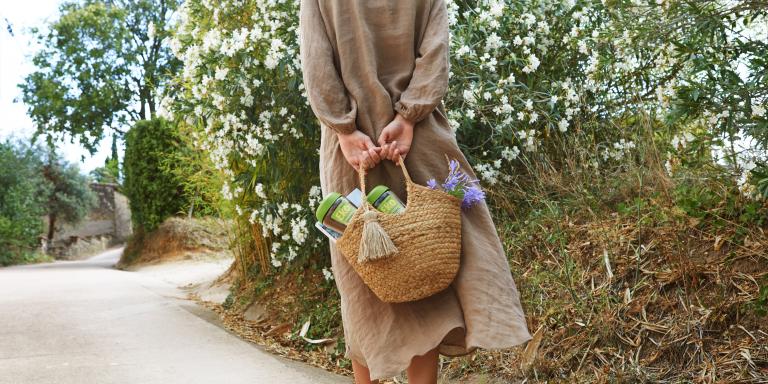 chica llevando botes EKO