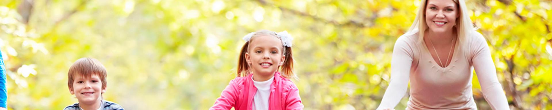 Foto familia haciendo deporte o niños saltando